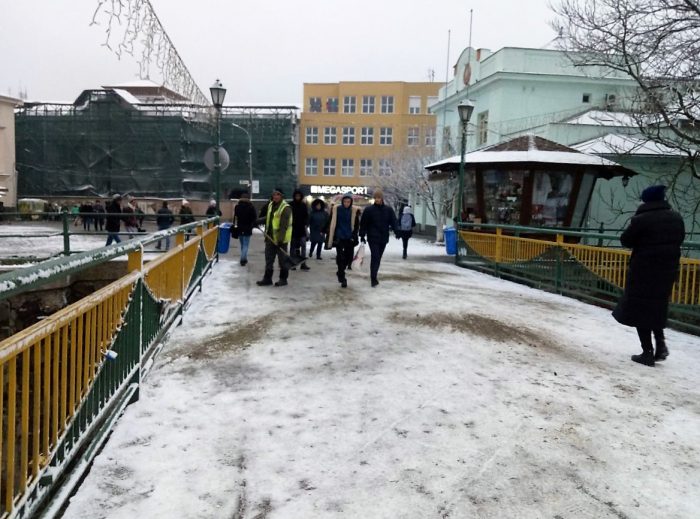 Щоб не падали: вулиці Ужгорода посипають спеціальною сумішшю (ФОТОФАКТ)