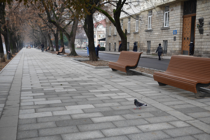 Ужгород оновлюється: на відремонтованій набережній встановили лавиці. Як це виглядає? 