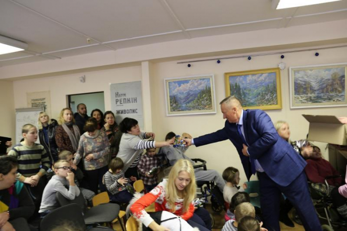 Напередодні свят депутати облради навідалися з подарунками у дитячі заклади Закарпаття