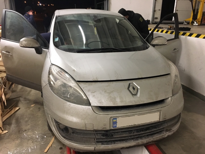 Закарпатські митники вилучили автомобіль, вартістю понад чверть мільйона, через приховані цигарки