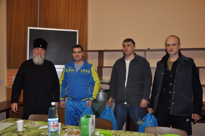 Владика Феодор в Ужгороді вручив засудженим до довічного позбавлення волі фрукти та цукерки
