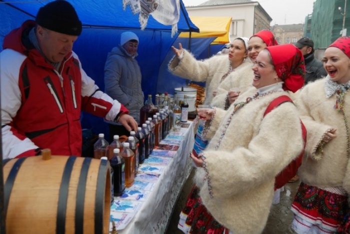 Майже сорок бджолярів-закарпатців представлять мед та вироби з нього на фесті в Ужгороді