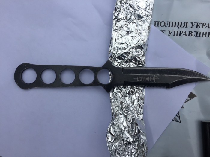 Раніше судимий житель Ужгорода накинувся з ножем на поліцейського!