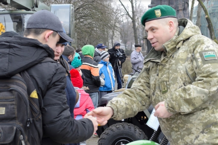Закарпатські прикордонники разом із військовими популяризували свою службу у Виноградові