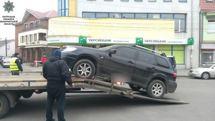 Два дні "бігали" від правоохоронців з евакуаторами закарпатські "олені"