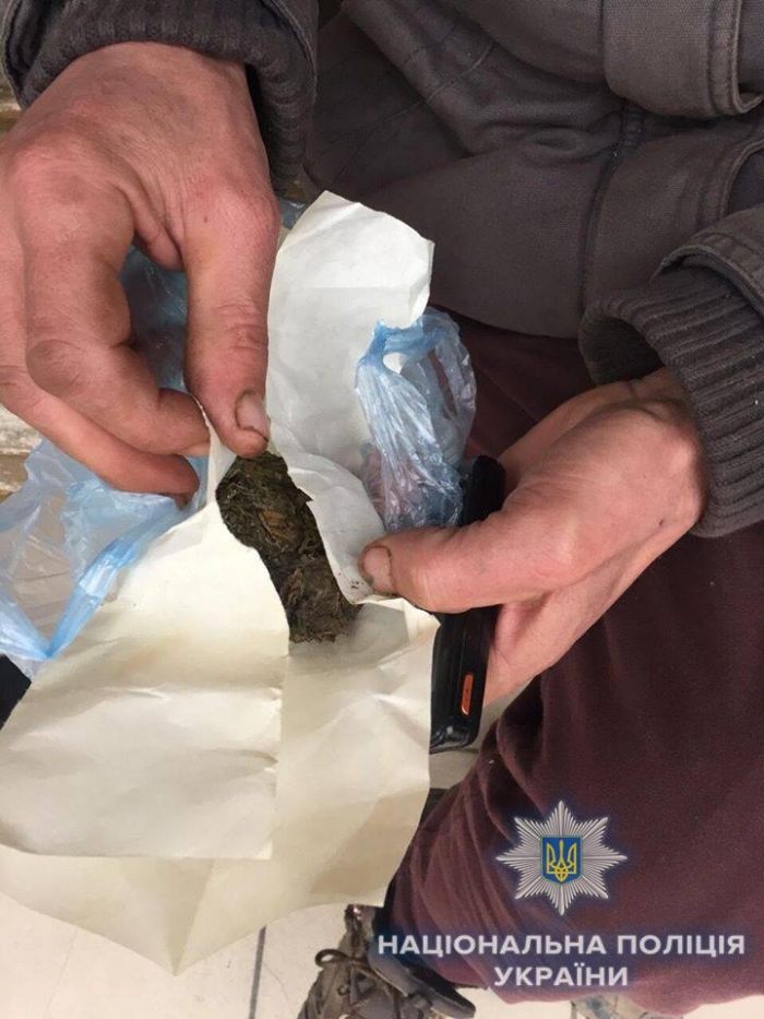 Кримінальну справу за зберігання наркотиків "без мети збуту" відкрили на Закарпатті