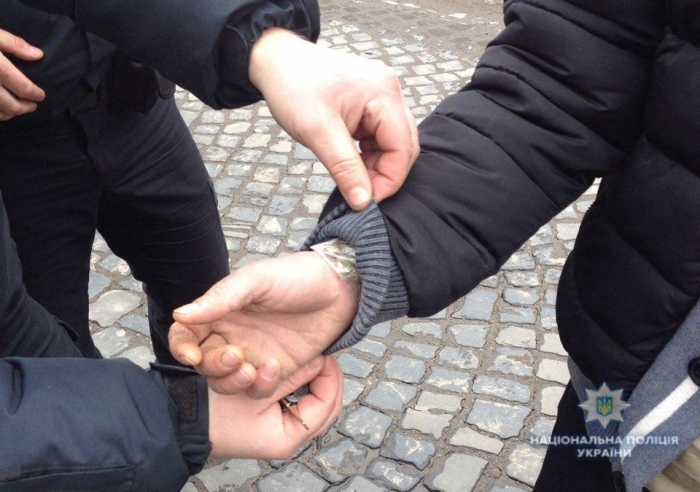 На Закарпатті поліцейський патруль натрапив на "запакований" наркотиками "дует"!
