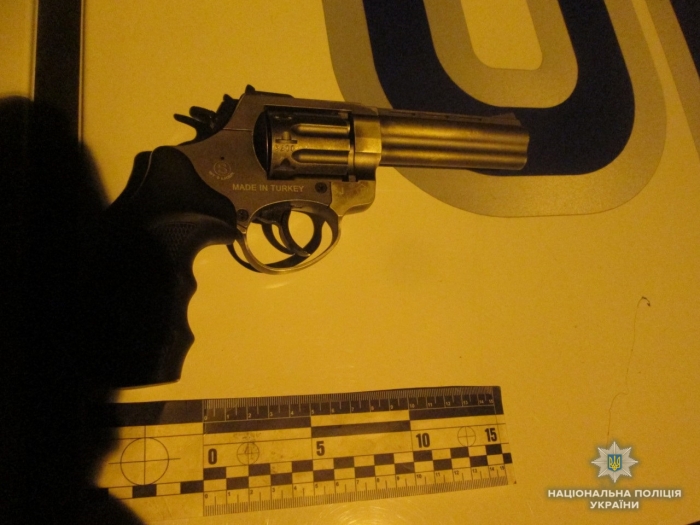Ужгород. За поясом в іноземця був пістолет, а в інших місцях — 4 "тесаки"!
