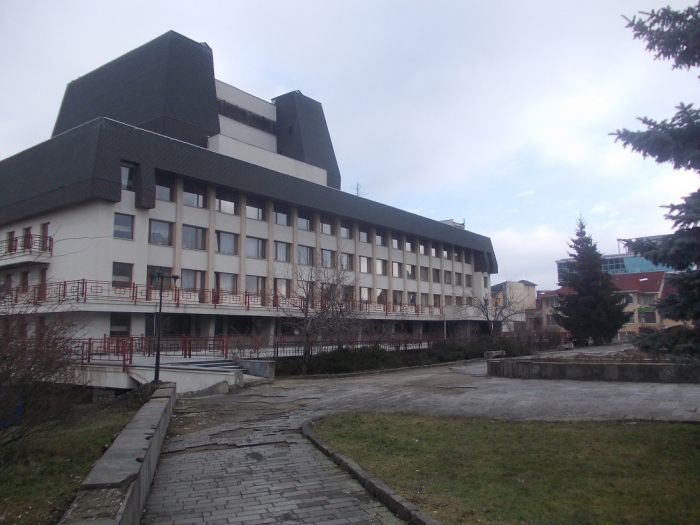 Влада Ужгорода продовжує шукати можливості, щоб площа біля облмуздрамтеатру залишалася громадським простором