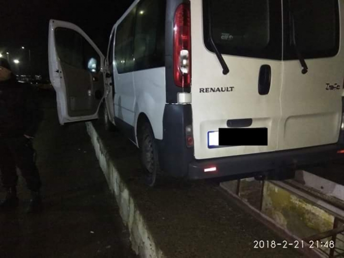 Порожнини автівки іноземця були "затрамбовані" контрабандними цигарками