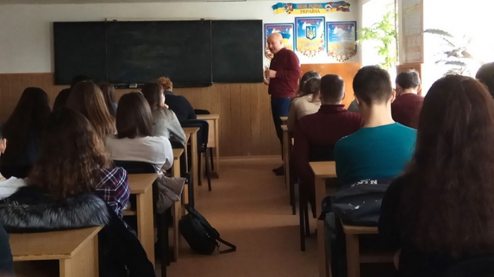 Відомий український продюсер презентував юним юристам Ужгорода свою "16 весну"