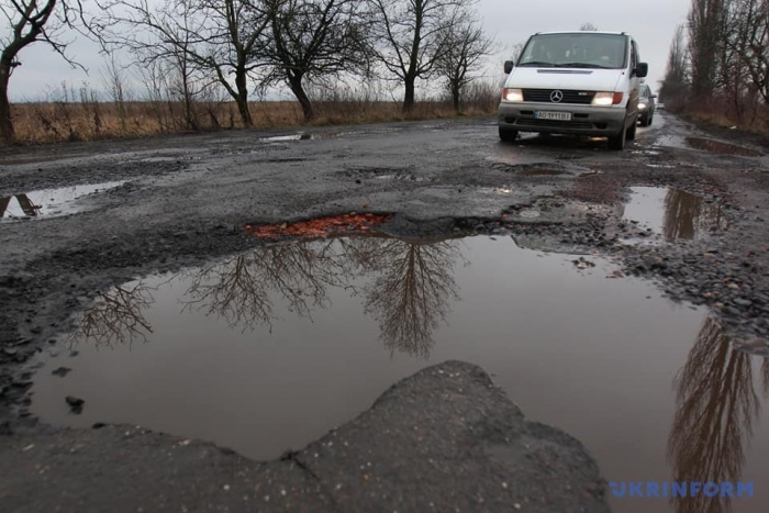 Ідея від Москаля: сфотографувати жахливі дороги Закарпаття й відправити на електронну пошту Служби автомобільних доріг