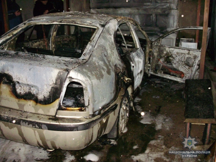 Поліцейські встановлюють причину займання автомобіля мукачівця
