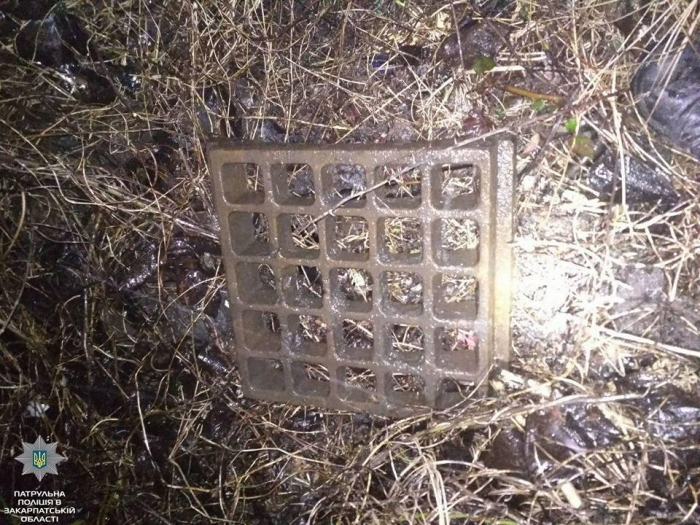 В Ужгороді патрульні затримали викрадачів решіток вуличної зливової каналізації
