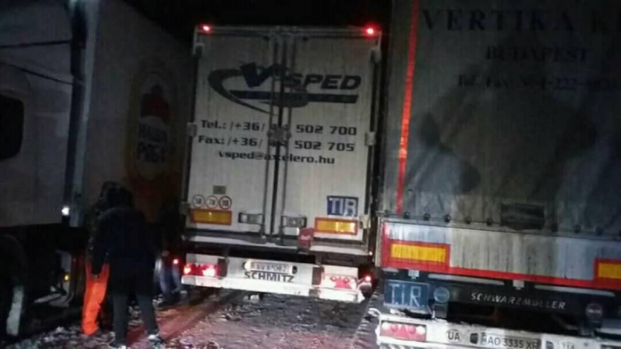 Із Закарпаття у Львів на авто не доїхати –"пробка" на 20-30 км на трасі Чоп-Київ