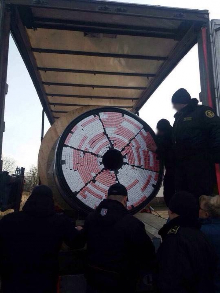 Закарпатські митники виявили дві вантажівки з прихованими 300 тис. пачками сигарет