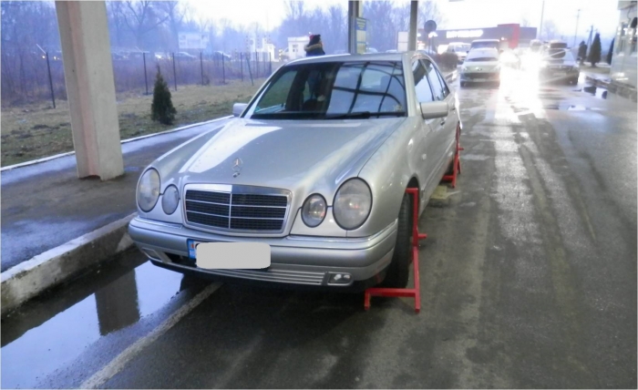Викрадений в Італії "Мерседес" затримали прикордонники на Закарпатті