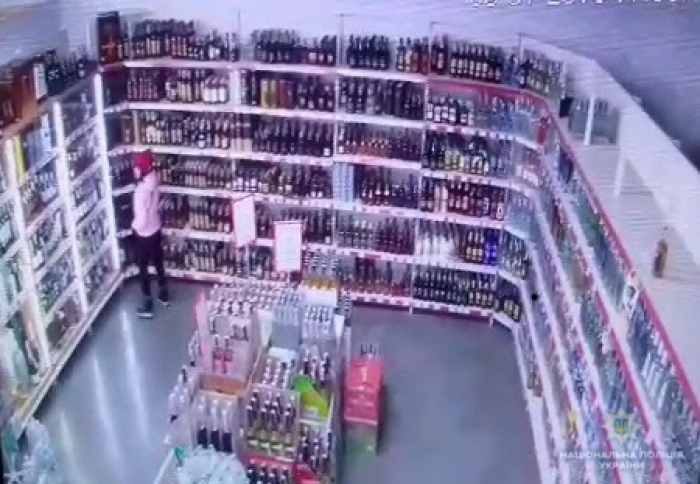 "Подарунок" по-мукачівськи: жінка поцупила з магазину пляшку алкоголю й солодощі, щоб привітати подругу