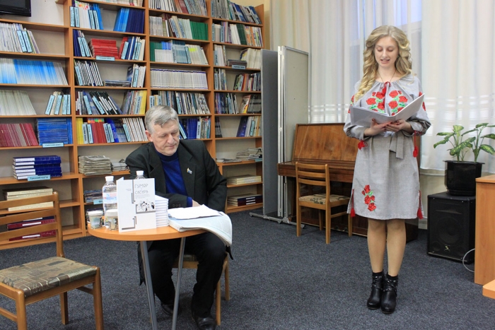 Випускниця відділення журналістики УжНУ презентувала свою вже другу книгу