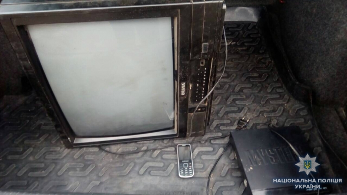 Поліція Мукачівщини оперативно розшукала підозрюваних у грабежі і вилучила у них крадене