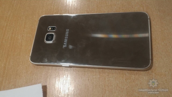 Працівник школи на Берегівщині викрав від школяра дорогий ґаджет