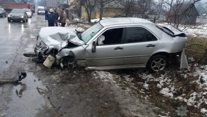 "Євробляха" на Закарпатті виїхала на узбіччя і насмерть збила 11-річну школярку