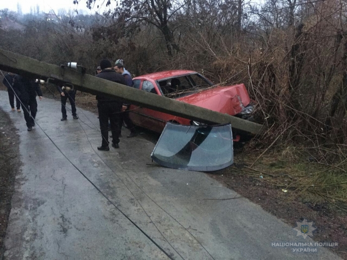 Закарпатська "євробляха" не вписалася в поворот і знесла електростовп