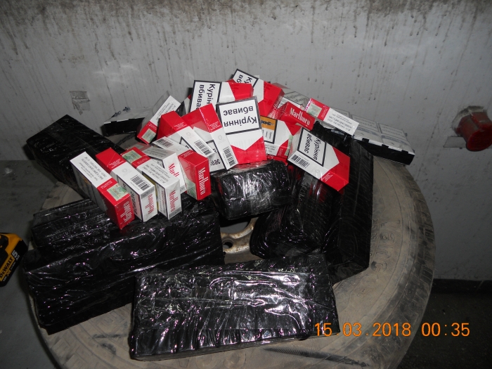 Українець свій тютюновий "подарунок" італійським друзям не довіз! 