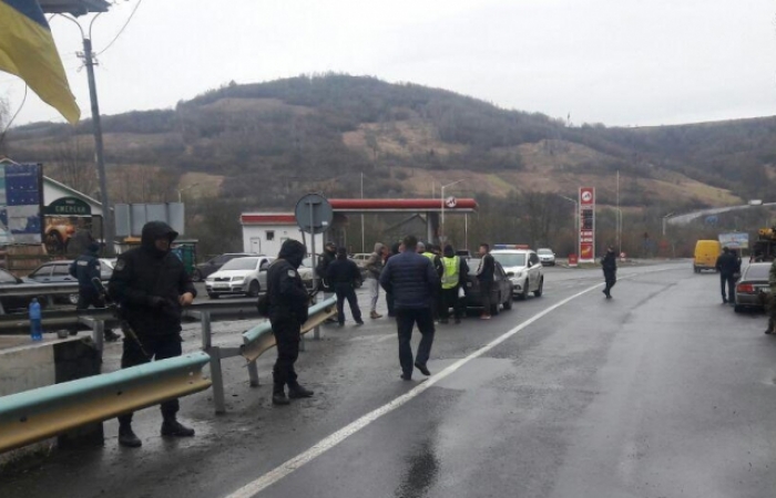 На перевалі у Карпатах затримали кілька автівок з битами, ножами і балаклавами