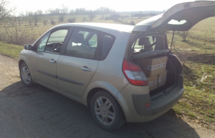 Прикордонна поліція сусідів Закарпаття знайшла кілька тисяч пачок сигарет у багажнику легковика