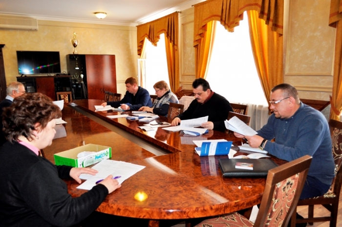 Обласні обранці обговорюють проекти рішень порядку денного сесії Закарпатської облради 29 березня