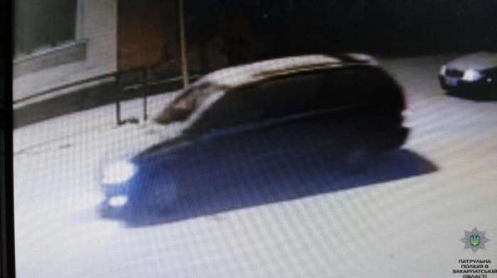 Ужгородці! Якщо ви впізнали це авто, дзвоніть у Патрульну поліцію!