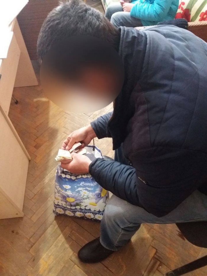 Закарпатець жебракував разом із 13-річною донькою "по той бік" Карпат