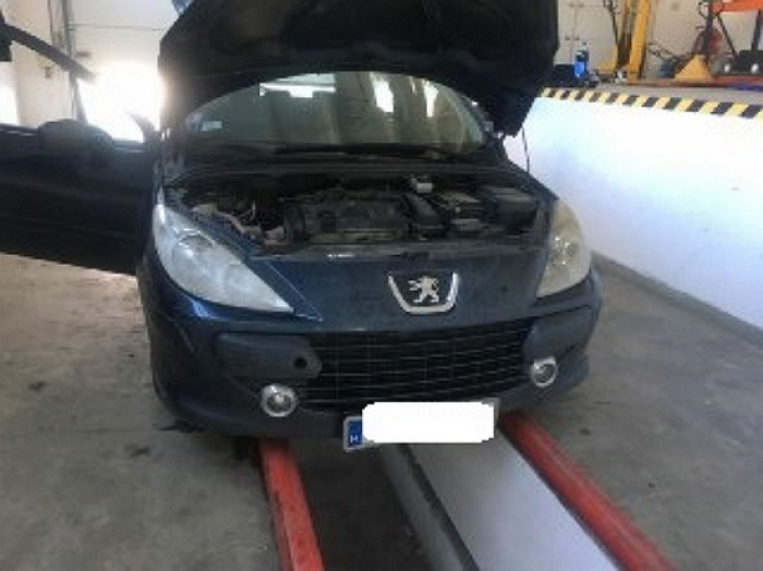 Чопські стражі кордону знайшли в паливному баці автівки українця контрабандне куриво