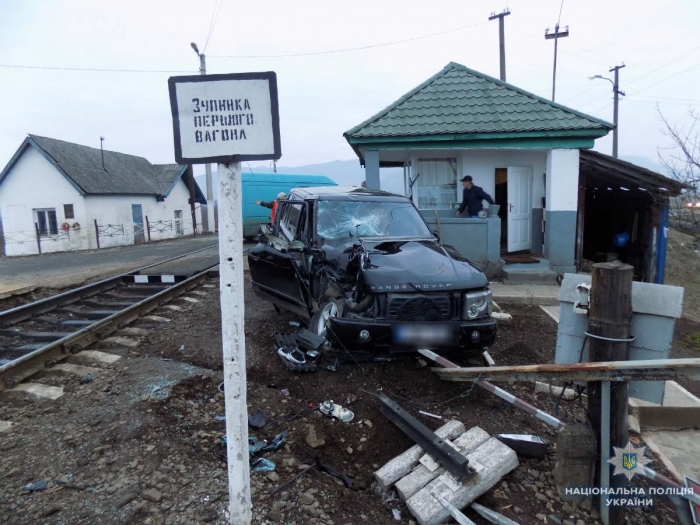 Потужний позашляховик "зачепив" потяг на залізничному переїзді на Закарпатті