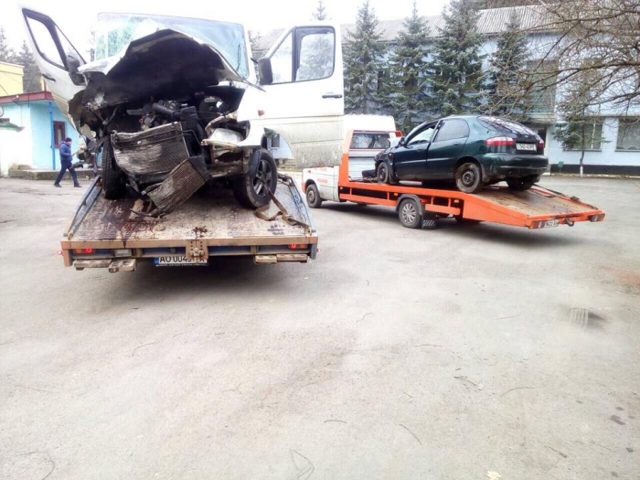 У лобовому "тарані" на Закарпатті зійшлися дві іномарки