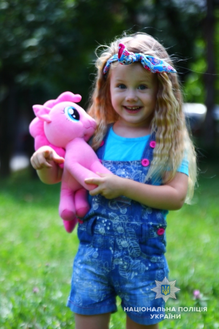 На Закарпатті оголошені в розшук зниклі 27-річна мама з 3-річною донькою