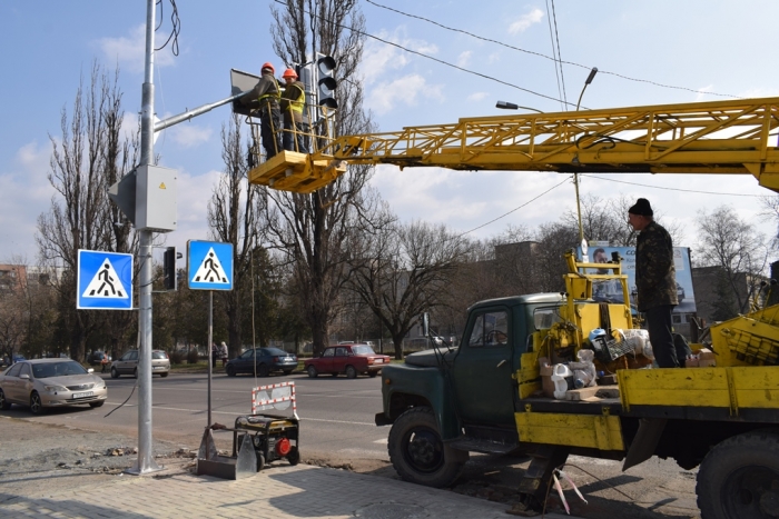 В Ужгороді встановлюють новий світлофор