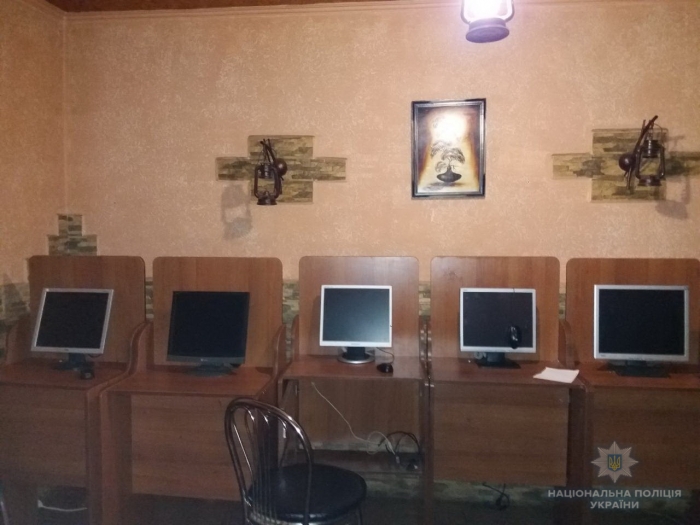 "Звичайне" кафе на Закарпатті на повірку виявилося нелегальним гральним залом