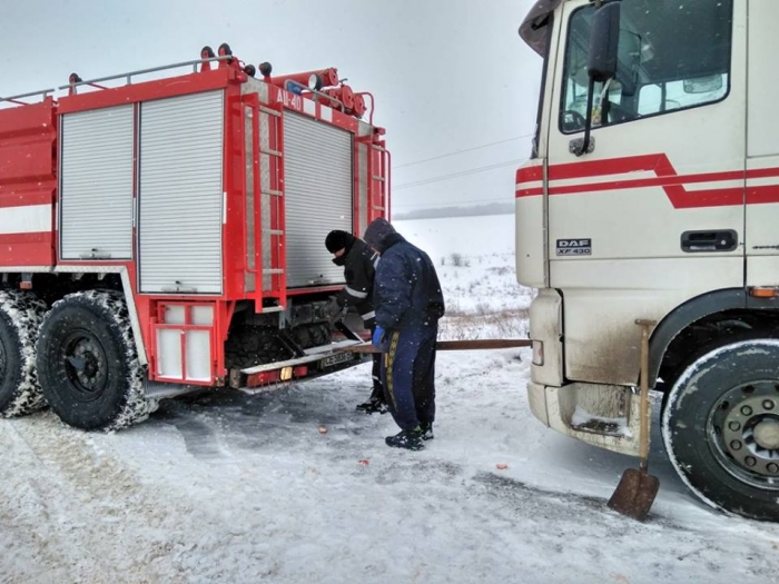 Не всі автомобілі можуть подолати засніжені траси: закарпатські рятувальники відбуксирували вже 14 автівок