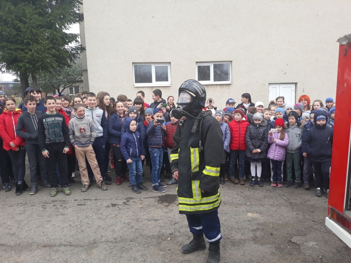 Мукачівські та берегівські рятувальники навчали місцевих жителів, як треба діяти в екстремальних ситуаціях