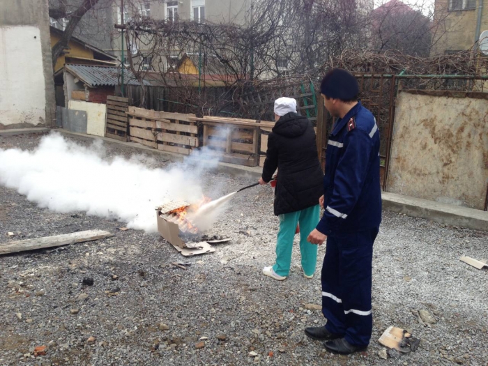 Як користуватися вогнегасником тепер знають і мукачівські цукерники