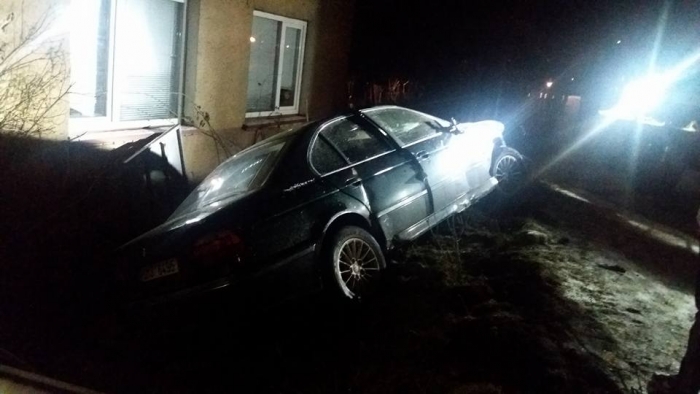 "П’яне" ДТП у Міжгір’ї: BMW влетіла в огорожу приватного будинку