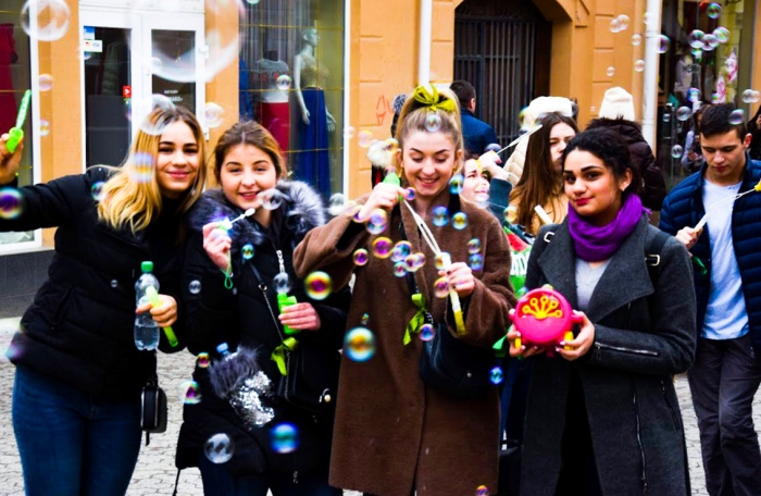 Зелений дух свободи в Ужгороді, або як студенти підкорюють місто бульк-фестом