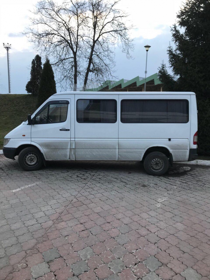 Закарпатські митники вилучили «SPRINTER» із прихованими цигарками
