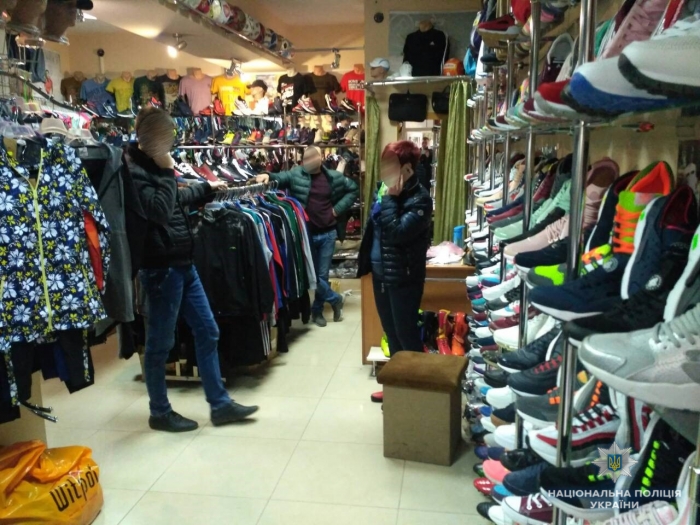 Купування кросівок "без грошей" малолітнім виноградівцям з рук не зійшло