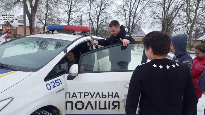 Професія поліцейського очима дітей: патрульні поспілкувалися з учнями Ратівської школи