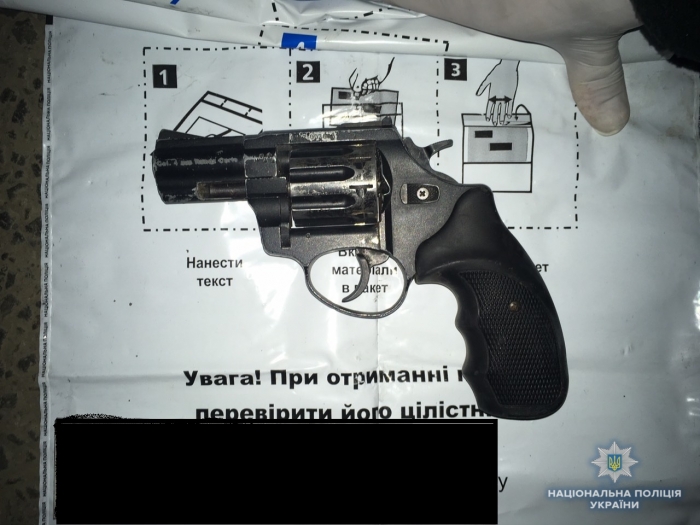 Закарпатські полісмени знайшли "пістоль" під сидінням керманича іномарки