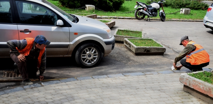Автообмежувачі руху встановили на набережній Незалежності в Ужгороді