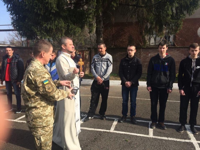 Закарпатський священик звернувся до новобранців з пастирським словом